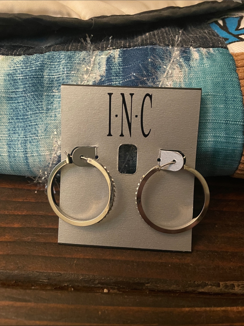 Hoop Earrings On Branded Card D04 6694